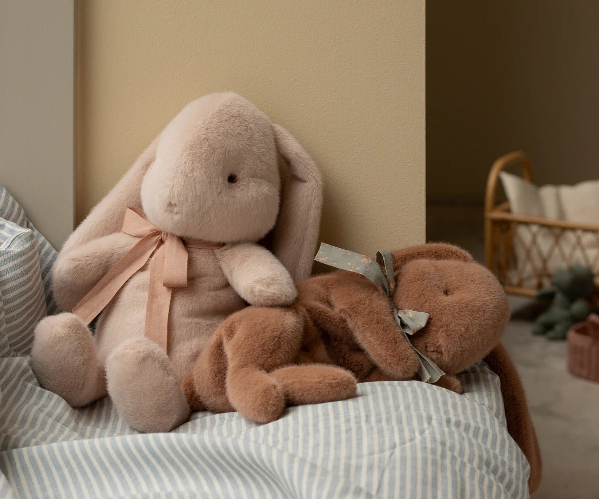 Maileg - Maileg - Slapende Konijn knuffel klein - Zacht bruin - Playlaan