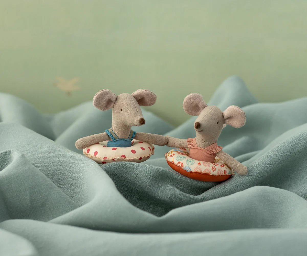 Maileg - Maileg - Strandmuis met Zwemband Kleine Zus - Rode stippen - Playlaan