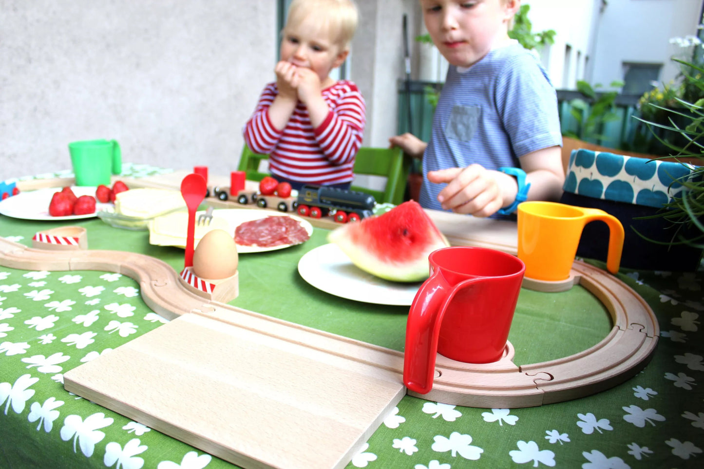 Neue Freunde - Trein Ontbijtset - Snijplank / Onderzetter / Rode Beker met Tunnel - Playlaan