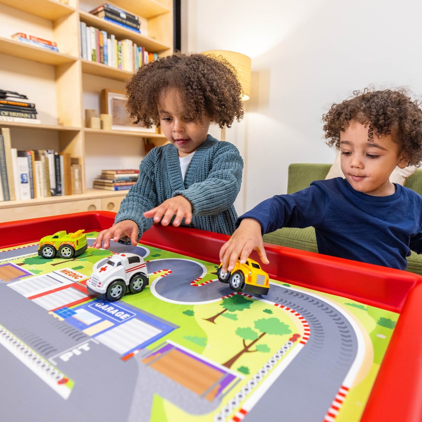 Playhouse - Play Tray Set - City & Race 2 speelmatten + 4 auto's + 4 x kegels en vlaggen - Playlaan