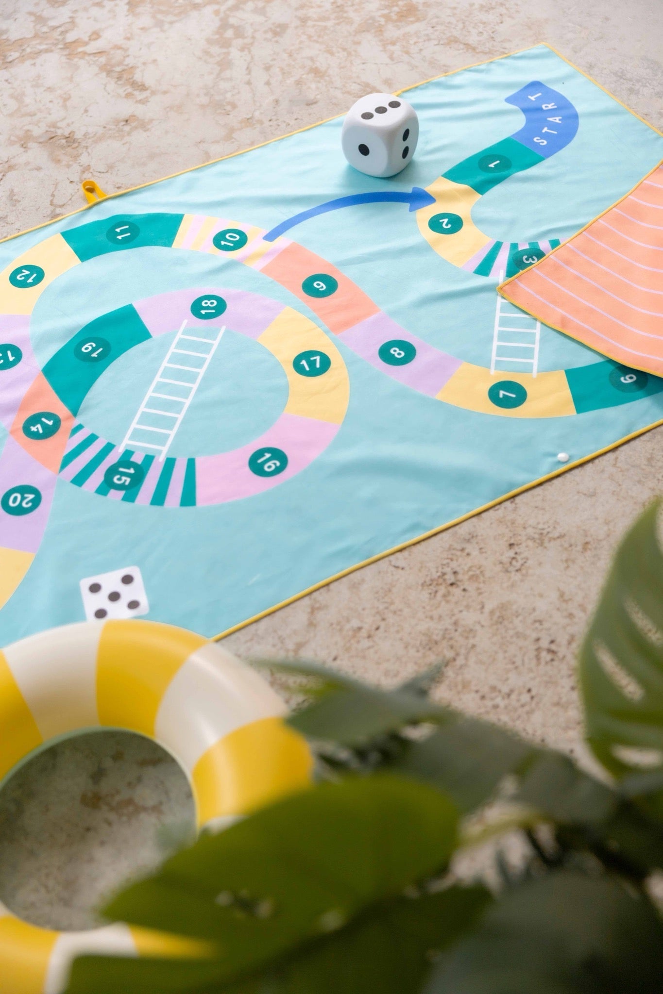 Quut - Quut - Strandlaken Speelhanddoek L (180 x 100cm) - Slangen en ladders - Playlaan