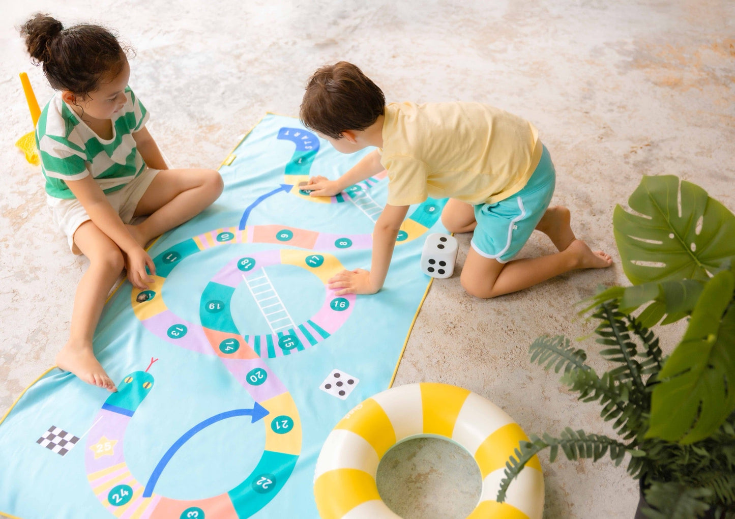 Quut - Quut - Strandlaken Speelhanddoek L (180 x 100cm) - Slangen en ladders - Playlaan