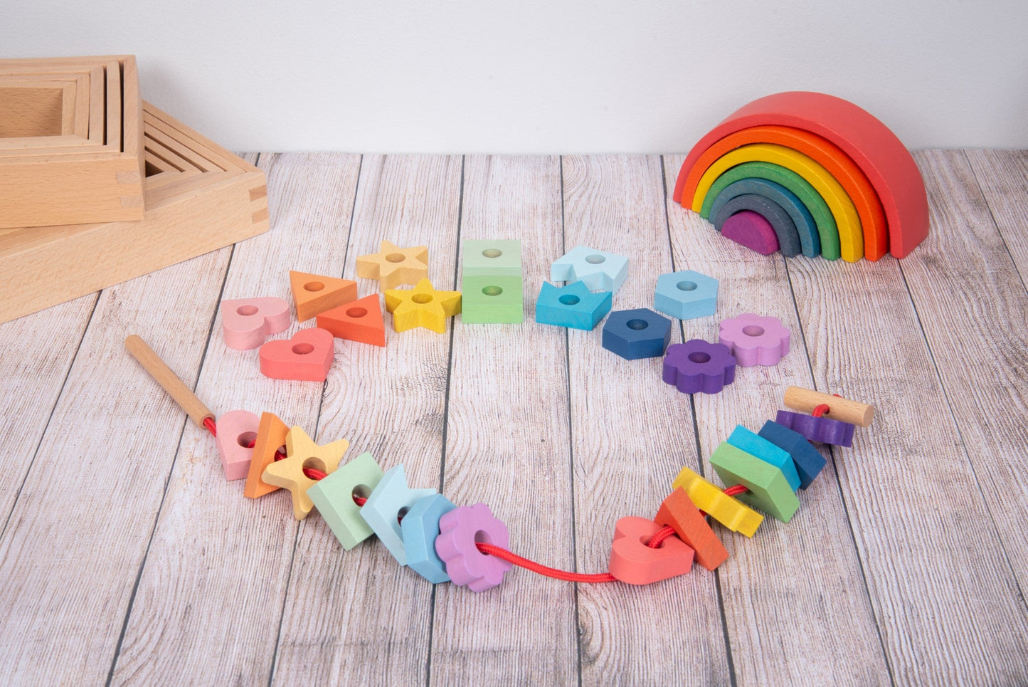 Tickit - RAINBOW WOODEN LACING SHAPES 28st - Playlaan
