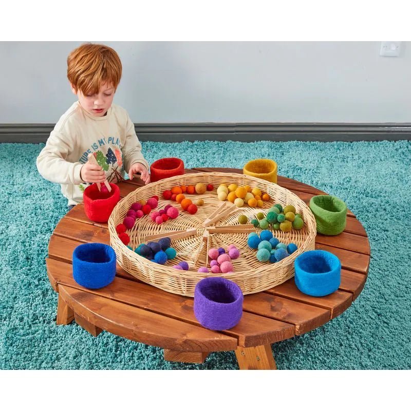 Tuff Tray - Tuff Tray - Regenboog Sorteerspel 7 bakjes incl. 100 ballen gemaakt van wolvilt - Playlaan