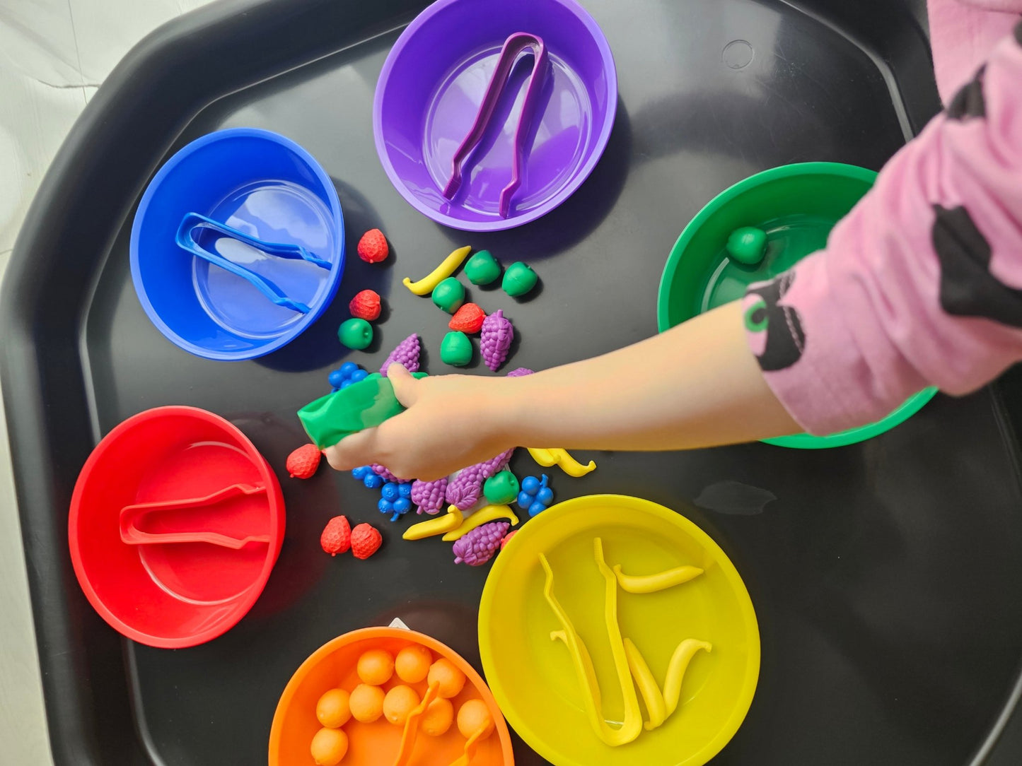Tuff Tray - Tuff Tray Spot Zwart (70cm) Sorteerset Fruit - Playlaan