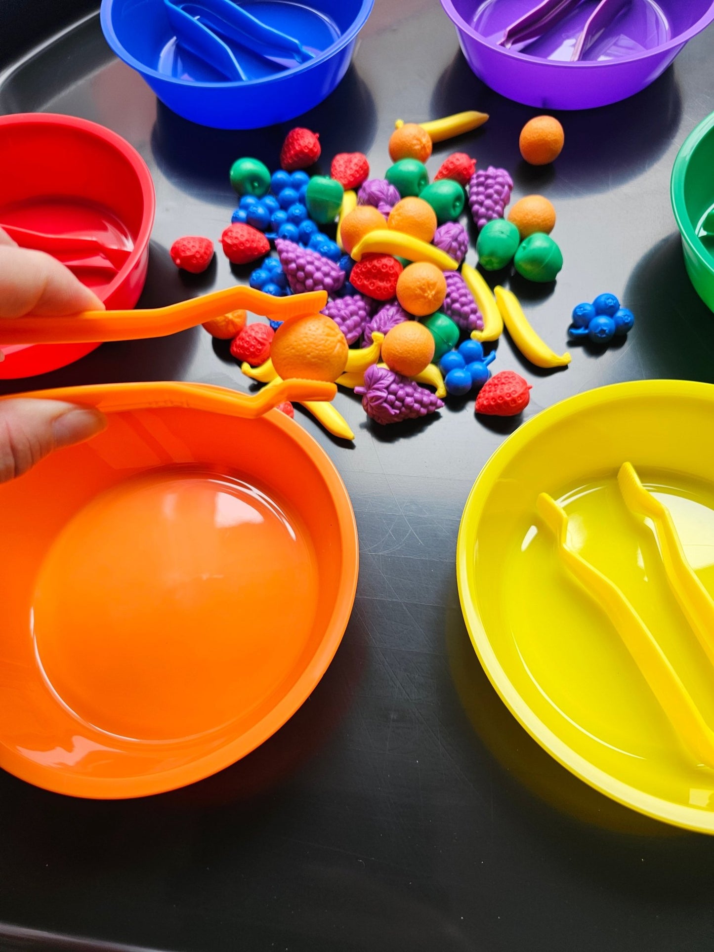 Tuff Tray - Tuff Tray Spot Zwart (70cm) Sorteerset Fruit - Playlaan