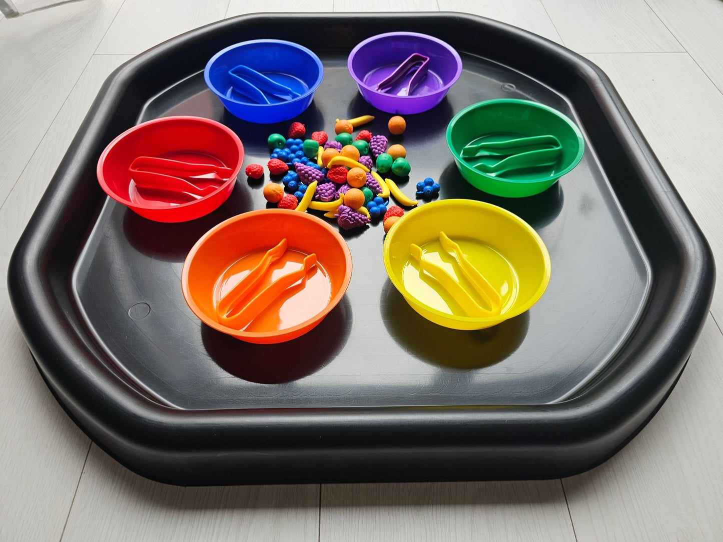 Tuff Tray - Tuff Tray Spot Zwart (70cm) Sorteerset Fruit - Playlaan