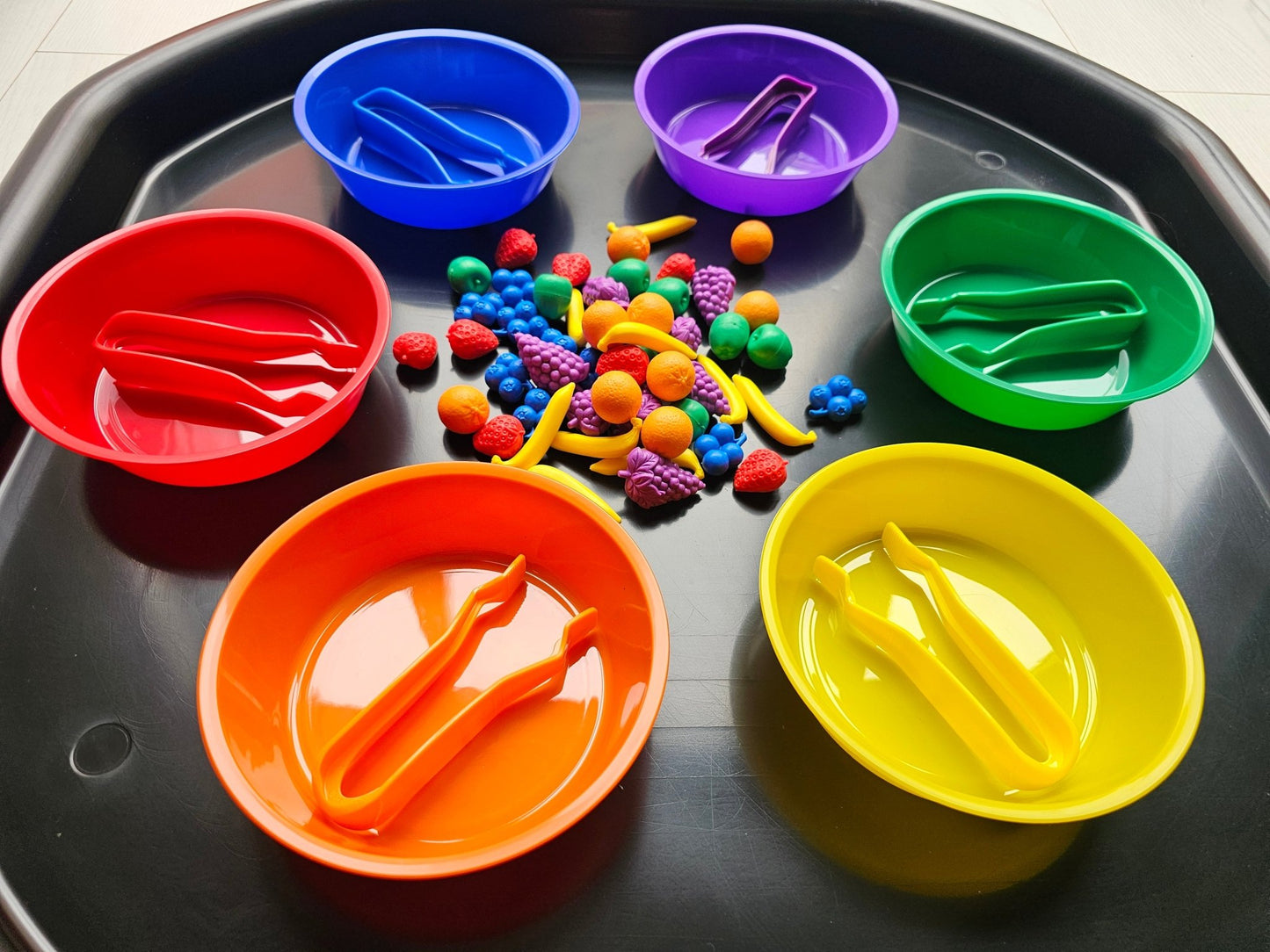 Tuff Tray - Tuff Tray Spot Zwart (70cm) Sorteerset Fruit - Playlaan
