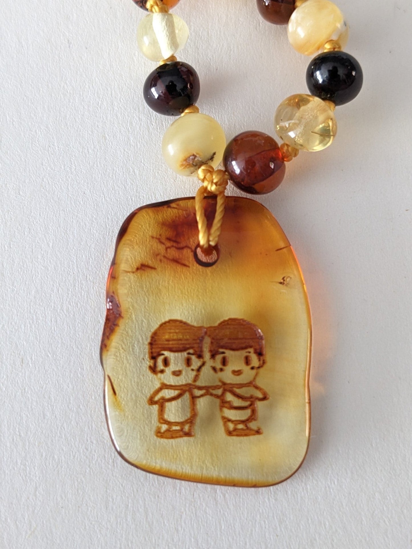 Amber Heart - Barnsteen sterrenbeeld ketting met hanger 33 cm - Playlaan