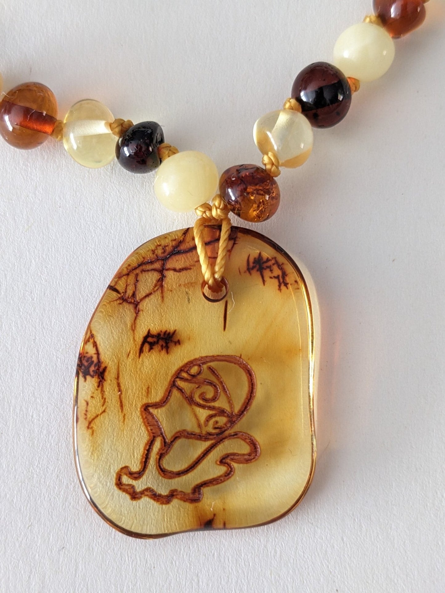 Amber Heart - Barnsteen sterrenbeeld ketting met hanger 33 cm - Playlaan