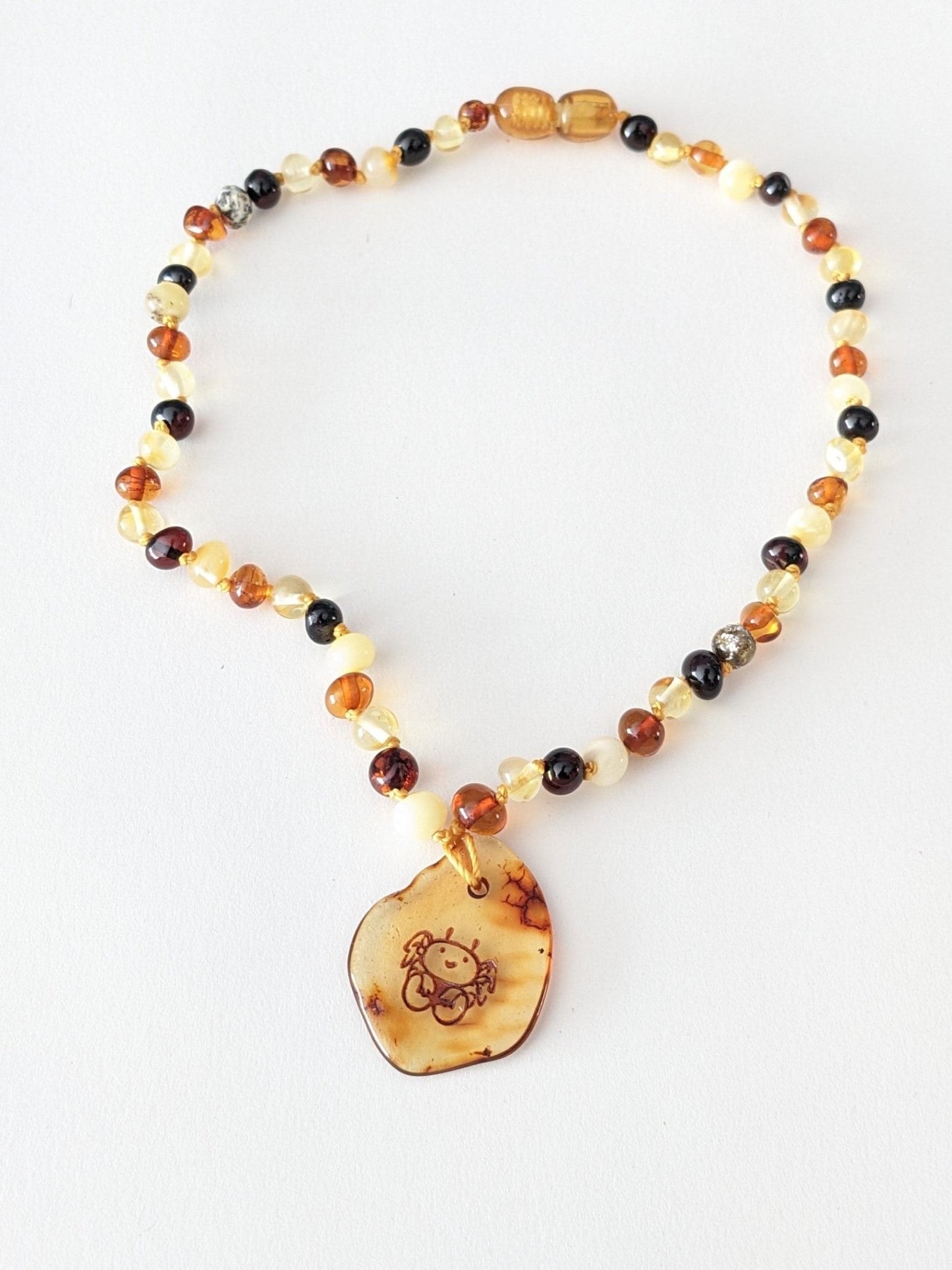 Amber Heart - Barnsteen sterrenbeeld ketting met hanger 33 cm - Playlaan