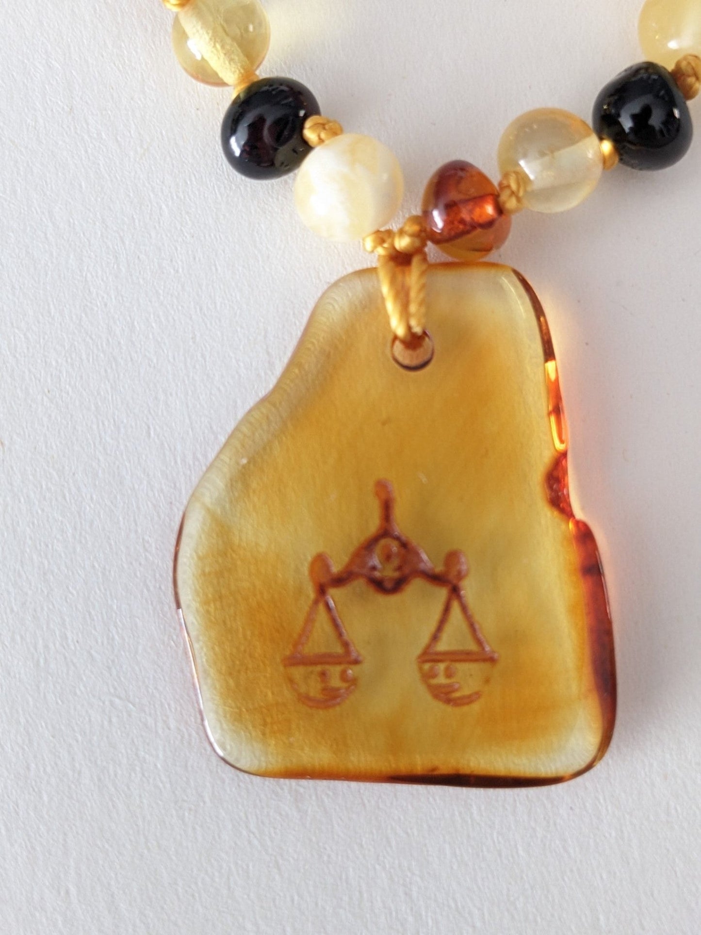 Amber Heart - Barnsteen sterrenbeeld ketting met hanger 33 cm - Playlaan