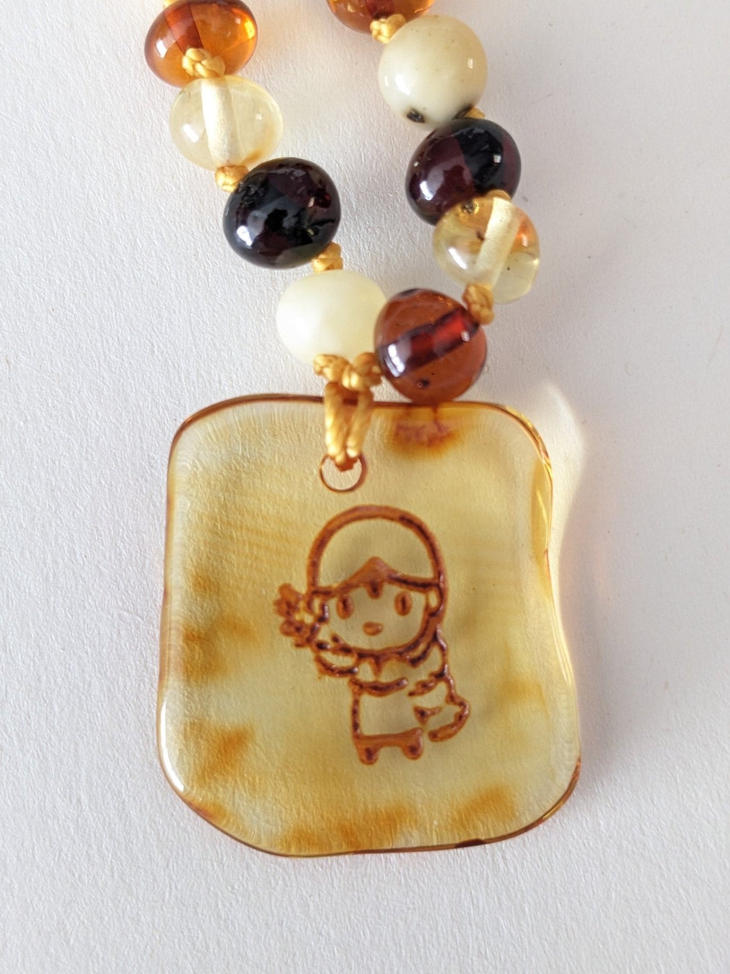 Amber Heart - Barnsteen sterrenbeeld ketting met hanger 33 cm - Playlaan