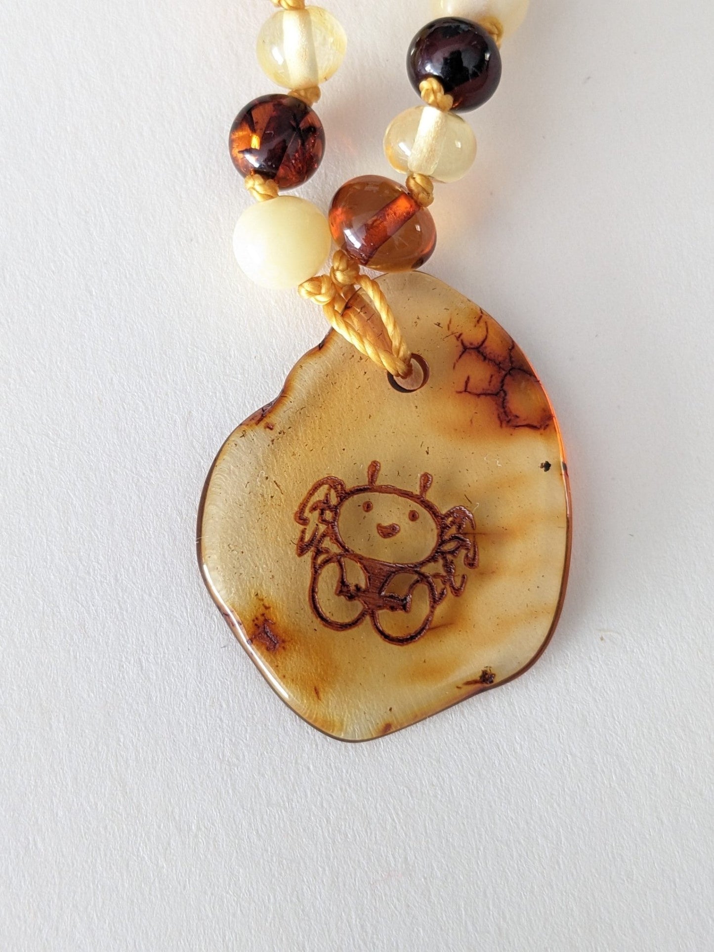 Amber Heart - Barnsteen sterrenbeeld ketting met hanger 33 cm - Playlaan