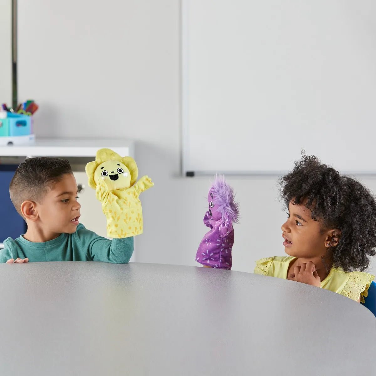 Learning Resources - Feelings Family - Handpoppen set van 5 - Playlaan