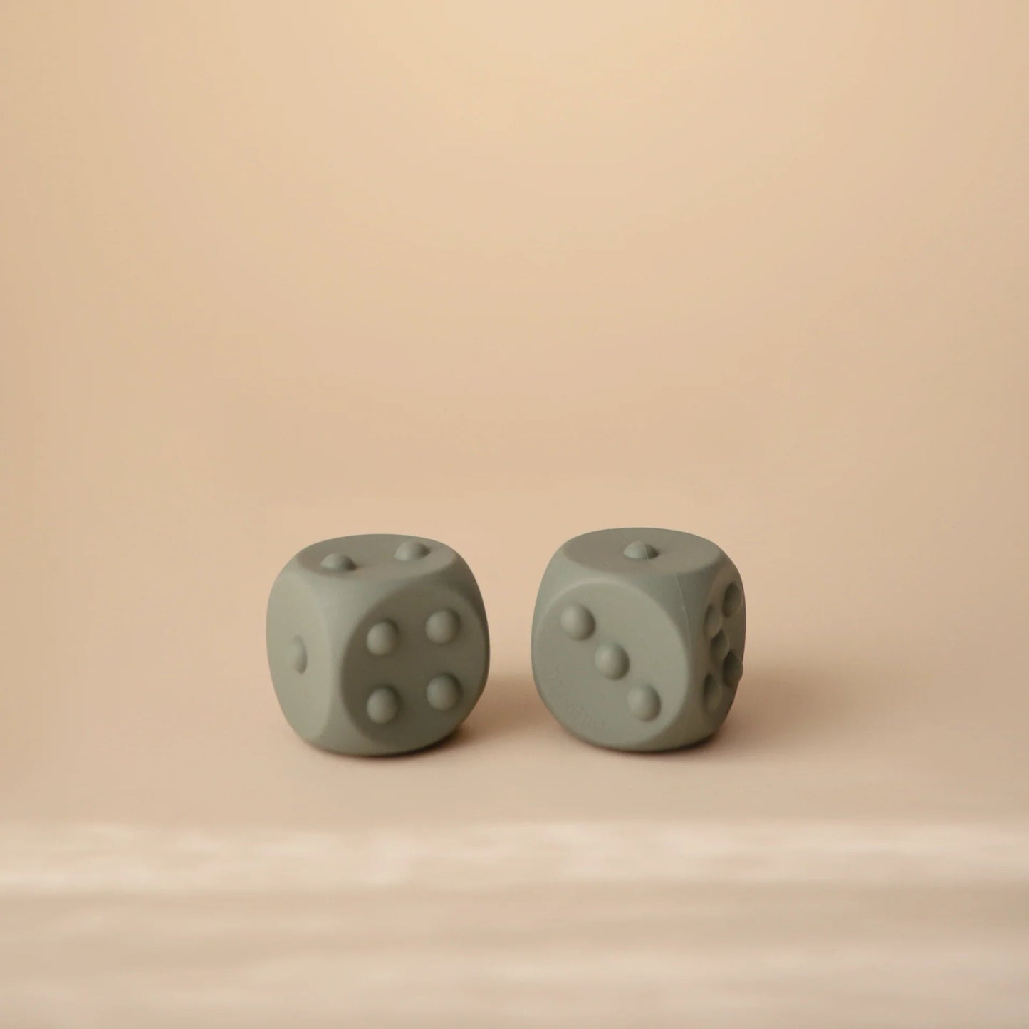 Mushie - Dobbelstenen Sensorisch Press Toy - Playlaan