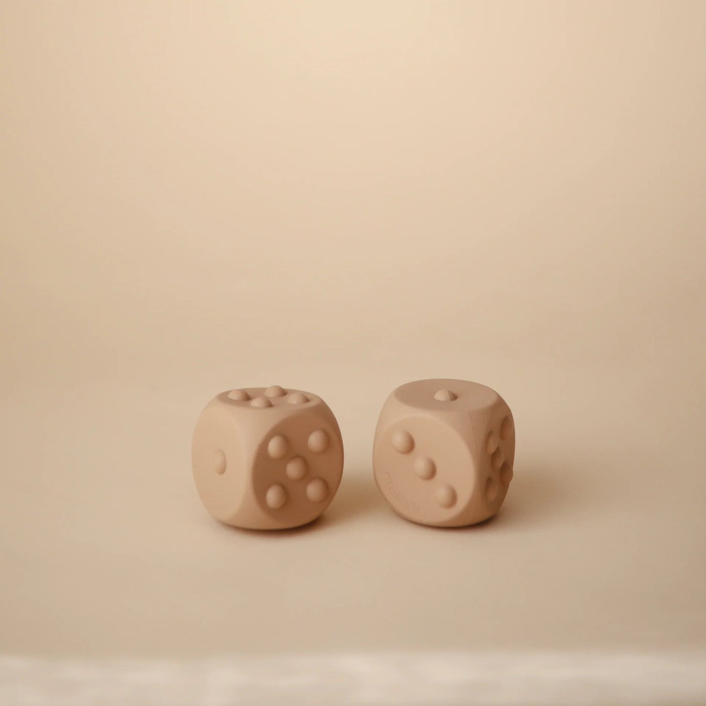 Mushie - Dobbelstenen Sensorisch Press Toy - Playlaan
