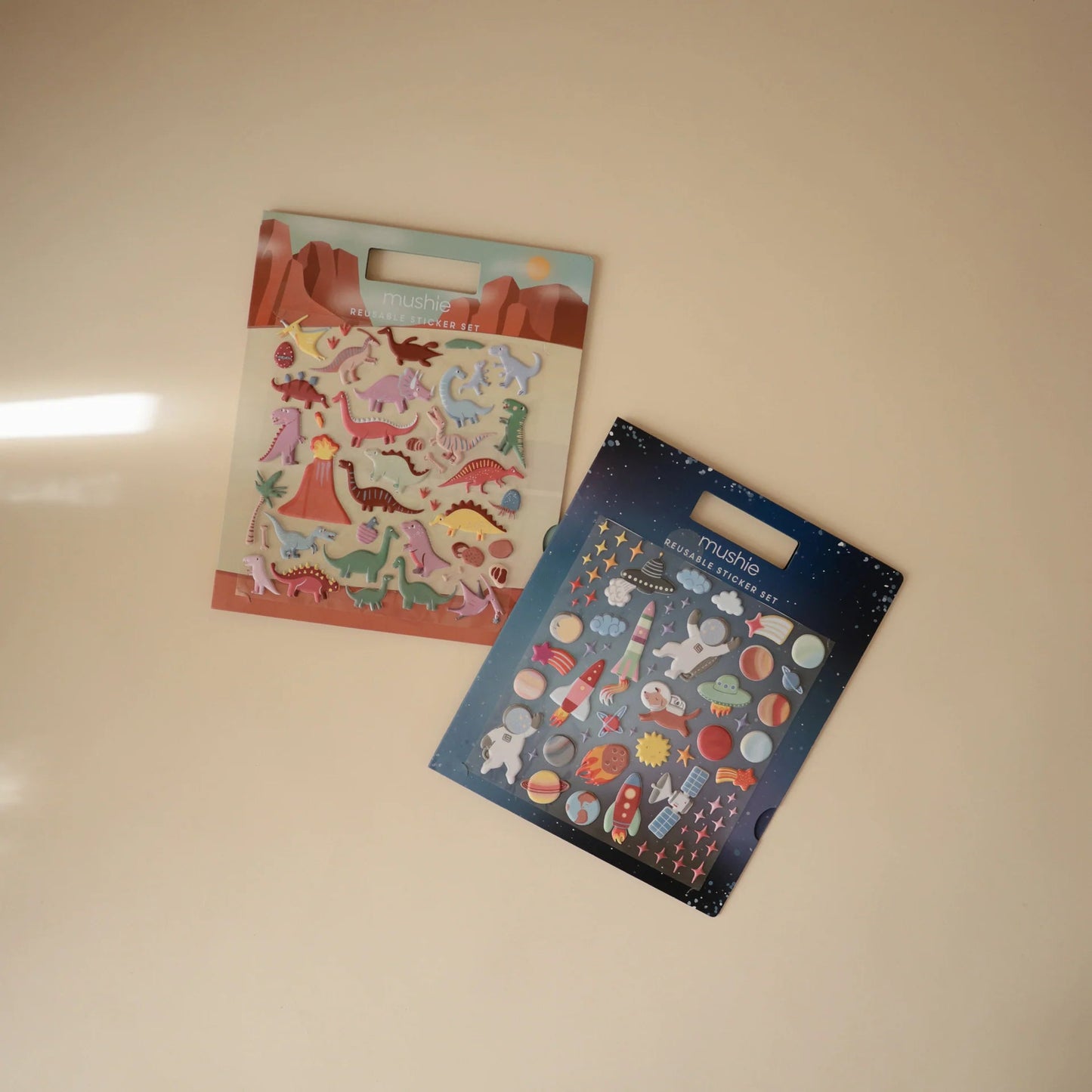 Mushie - Herbruikbaar stickerboek - Dino - Playlaan