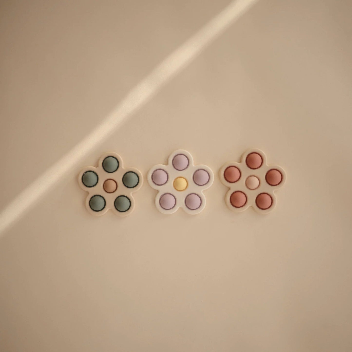 Mushie - Sensorische Bloem Press Toy - Playlaan