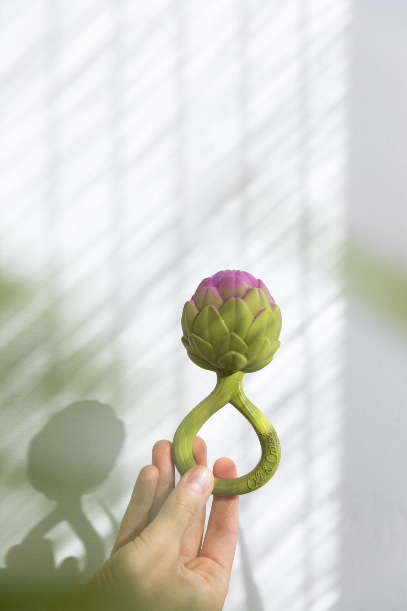 Oli&Carol - Artichoke Rattle Toy - Playlaan