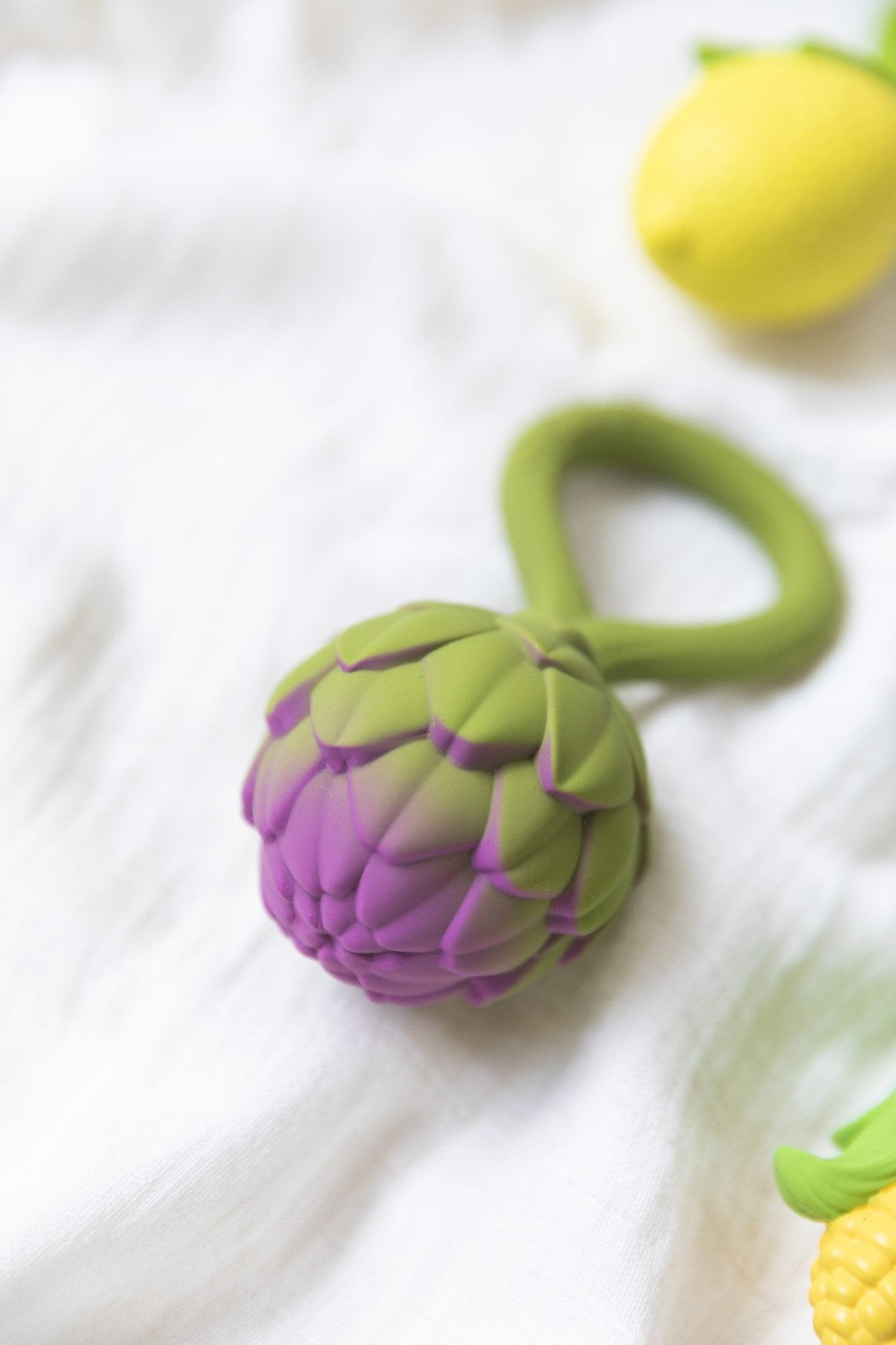 Oli&Carol - Artichoke Rattle Toy - Playlaan