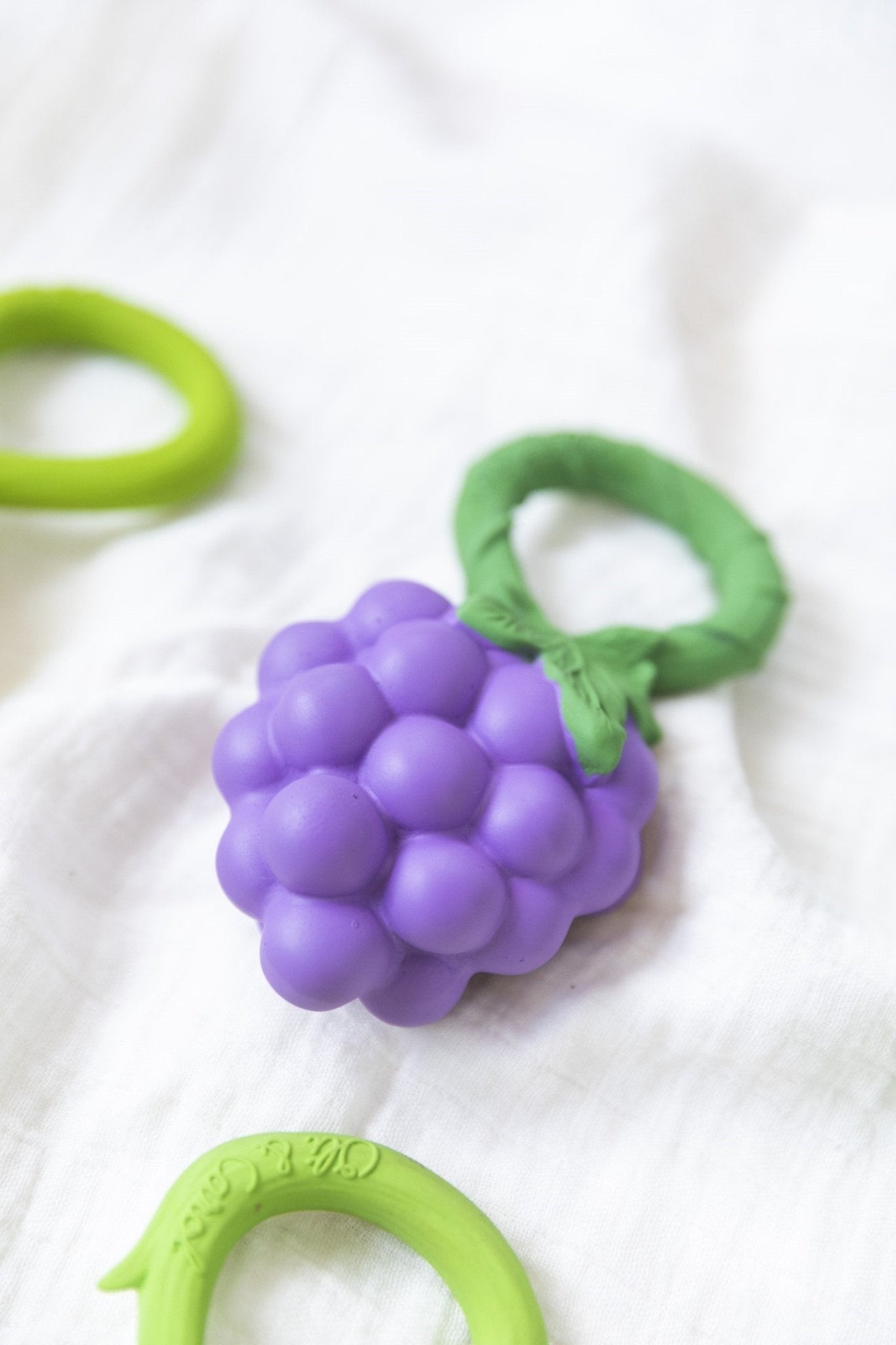 Oli&Carol - Grape Rattle Toy - Playlaan