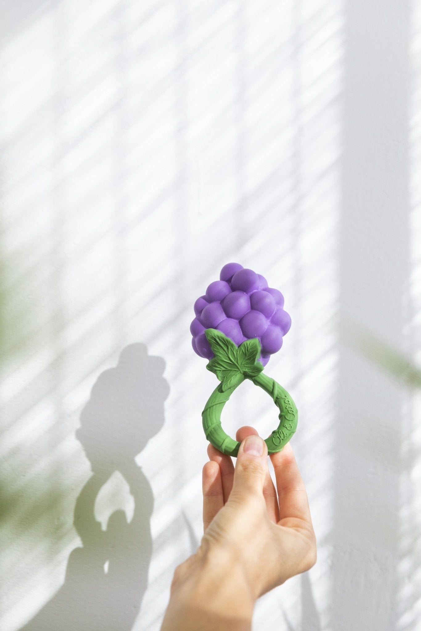 Oli&Carol - Grape Rattle Toy - Playlaan