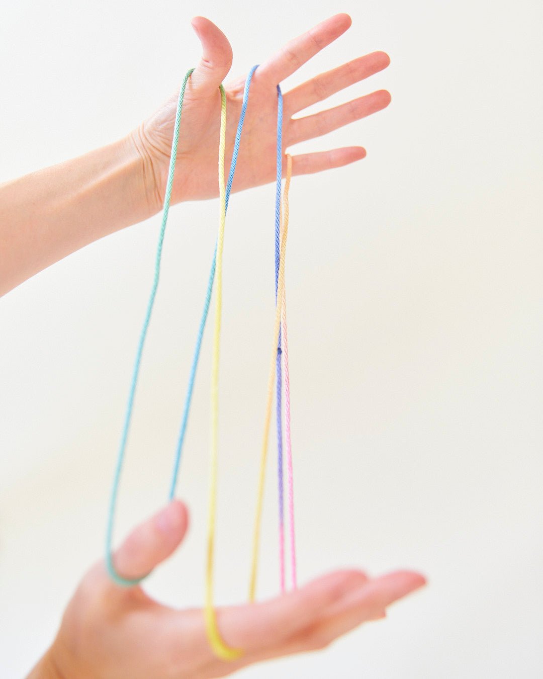 Sarah's Silks - Regenboog kattenwieg spelletje - Playlaan