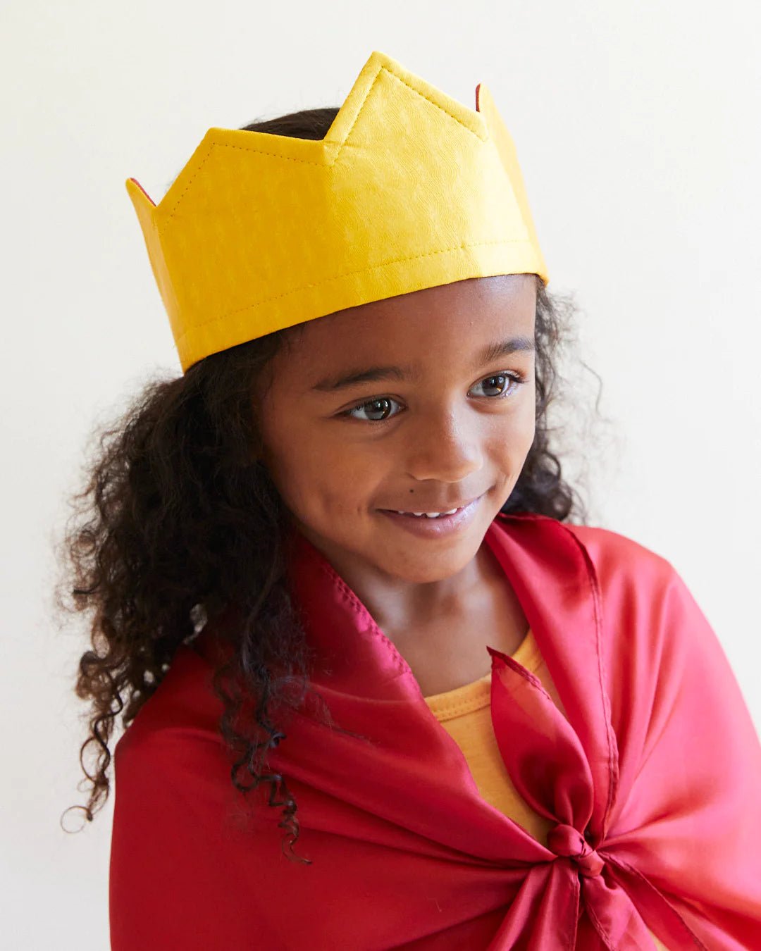 Sarah's Silks - Speelzijde set: Gouden Cape + Zwaard + Kroon - Playlaan