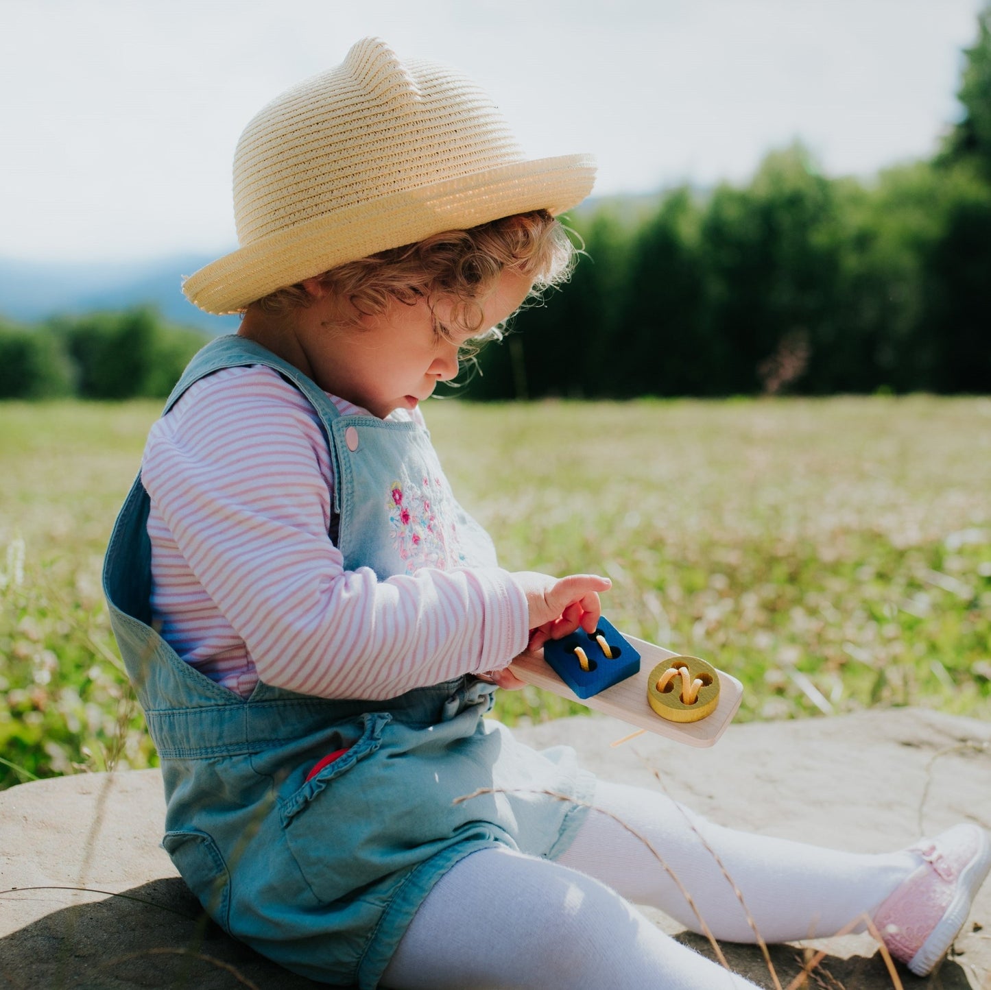 Tarnawa Toys - Knoppen rijgspel primaire kleuren - Playlaan