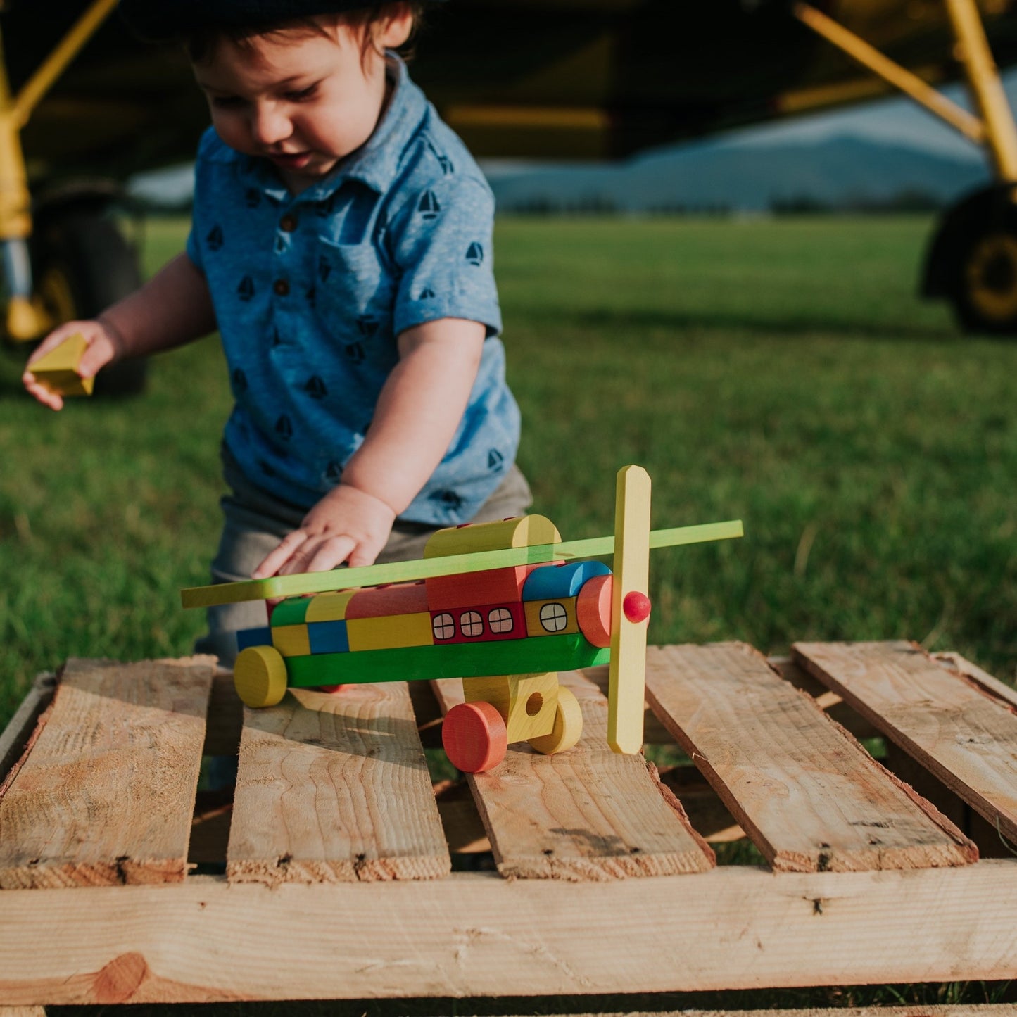 Tarnawa Toys - Vliegtuig met regenboog blokken - groot - Playlaan