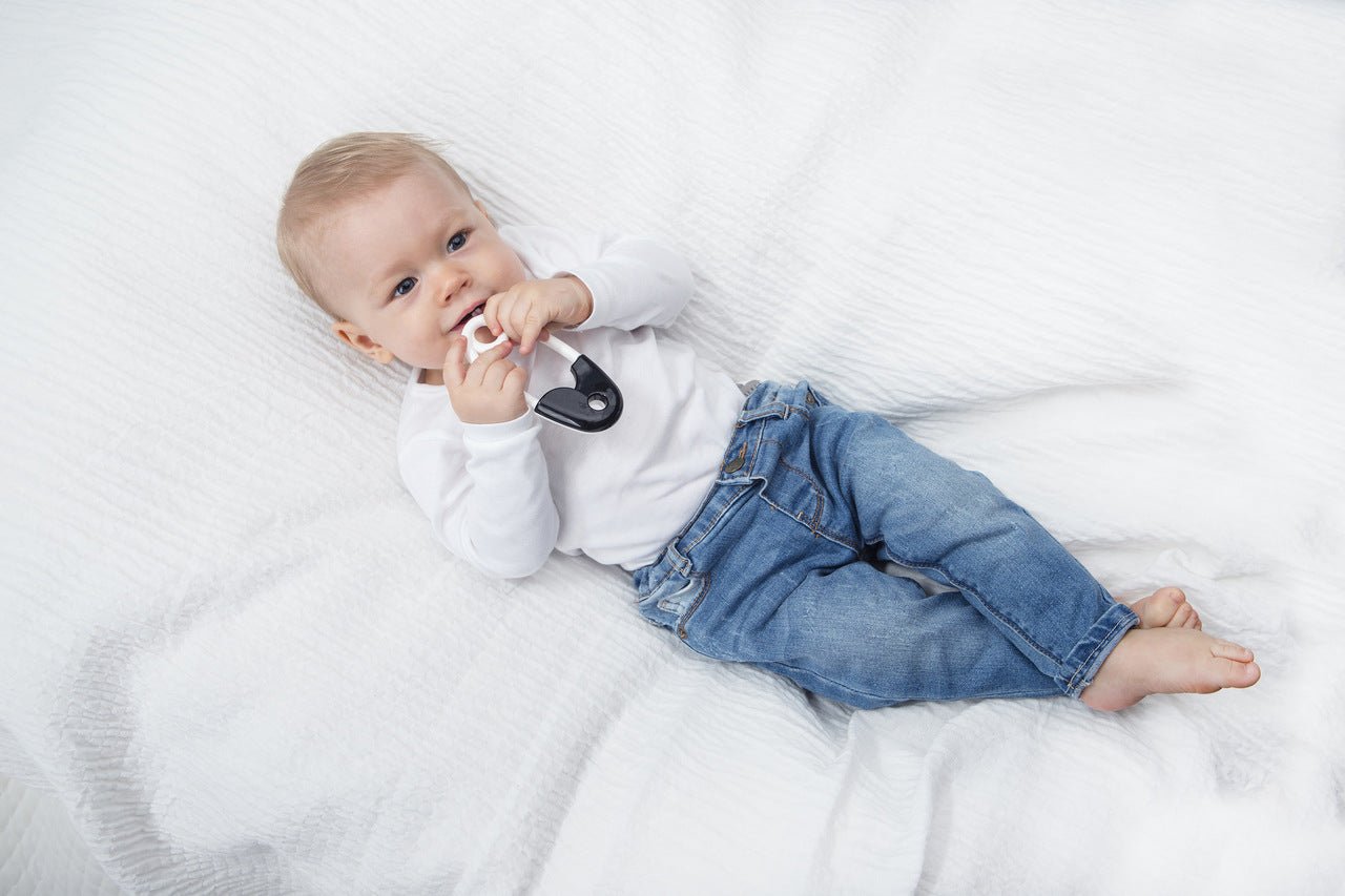 Tullo - Baby rammelaar Veiligheidsspeld - zwart - wit - Playlaan