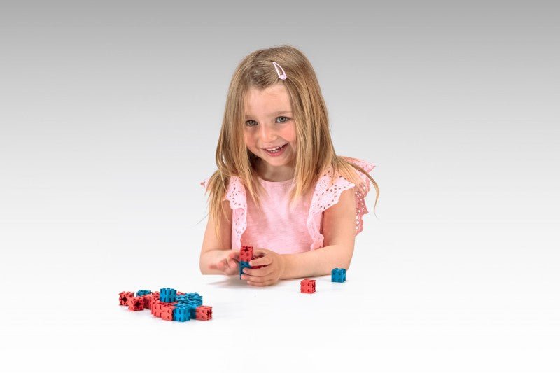 Wissner - Interlocking kubussen rood/blauw 2x2 cm ( 100 stuks), in kartonnen doosje met instructie - Playlaan