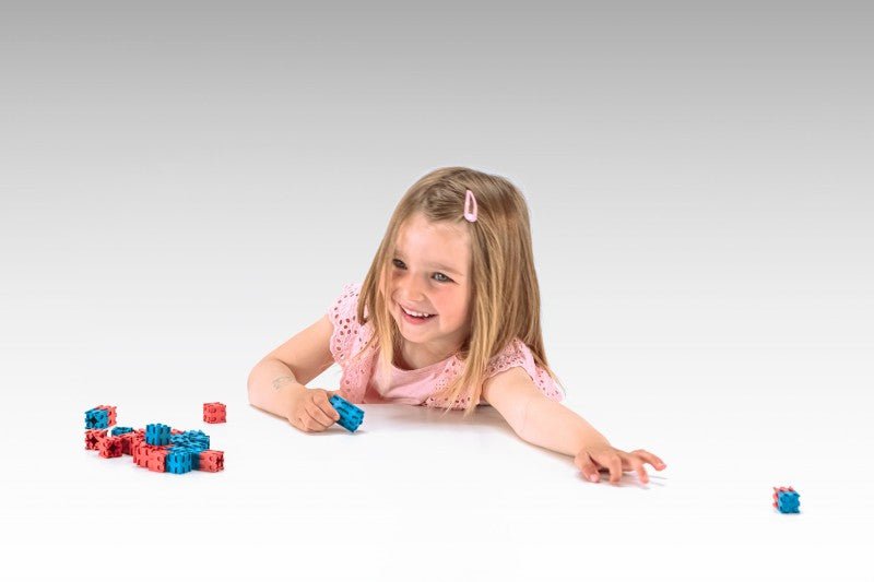 Wissner - Interlocking kubussen rood/blauw 2x2 cm ( 100 stuks), in kartonnen doosje met instructie - Playlaan