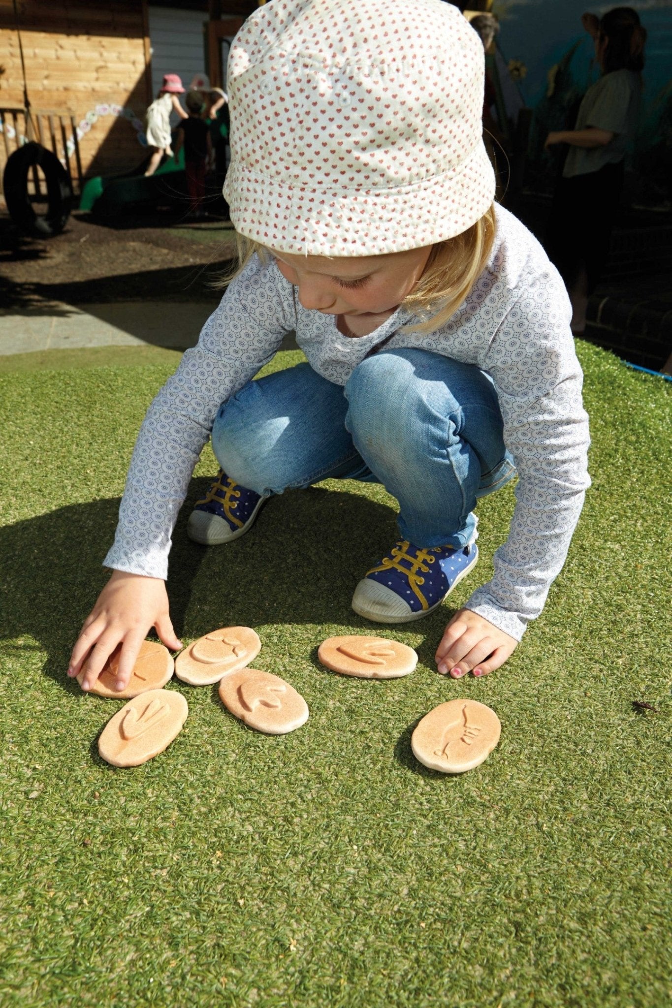 Yellow Door - Let's Investigate - Dinosaur Footprints - Playlaan