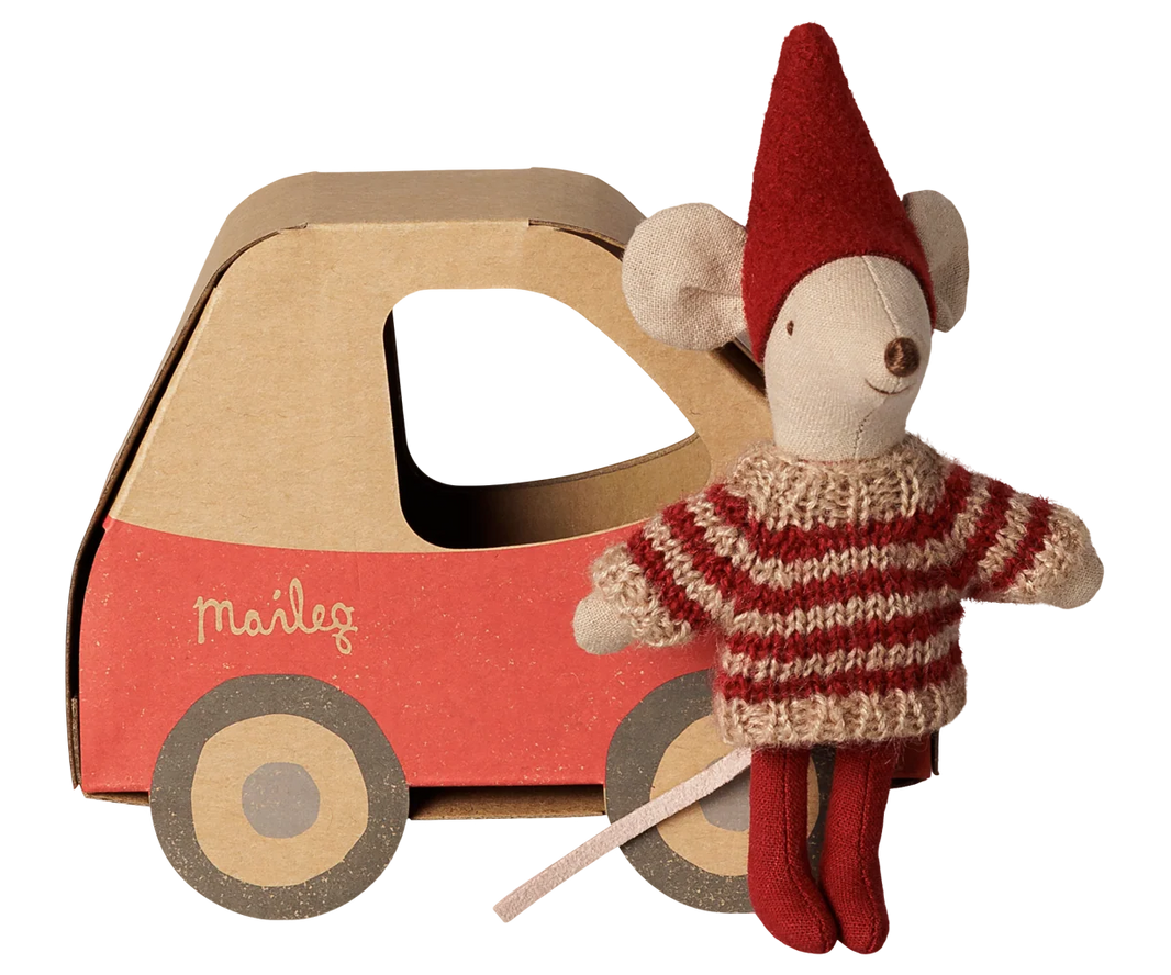 Maileg - Kerstmuis – Kleine Zus in Autodoosje