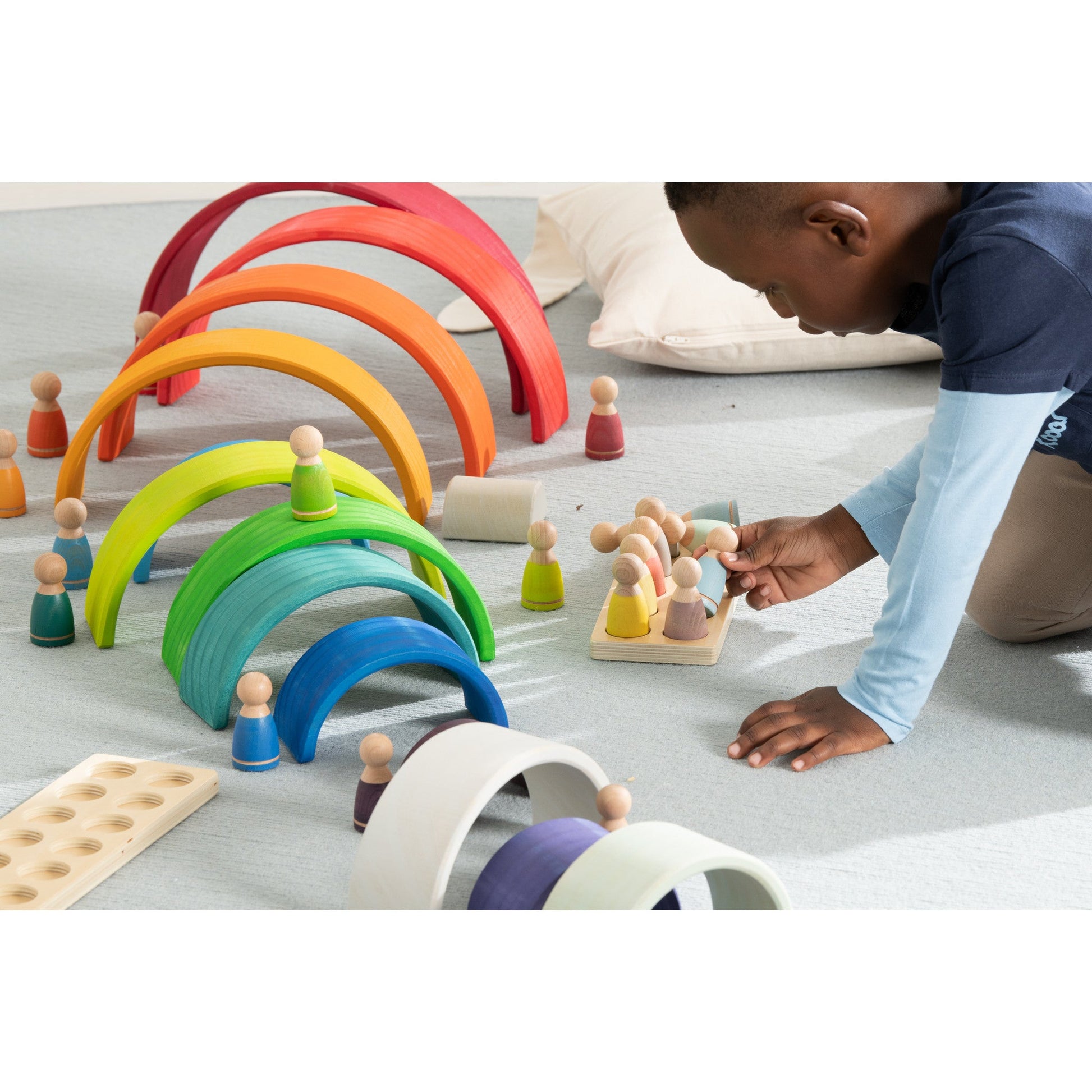 Betzold - Betzold - Houten Regenboog Poppetjes met Houder – 12 stuks - Playlaan