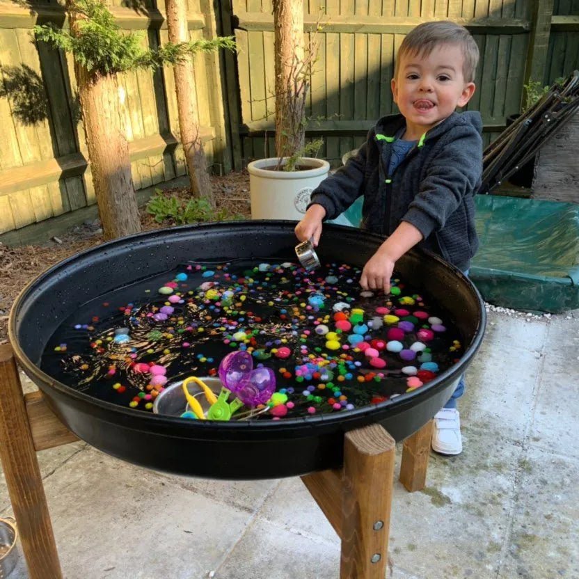 Cosy - Tuff Tray Rond zwart (69cm) Trio set met standaards, cascaderend - Playlaan