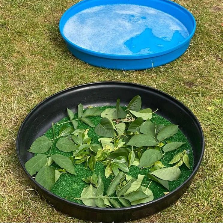 Cosy - Tuff Tray Rond zwart (69cm) Trio set met standaards, cascaderend - Playlaan