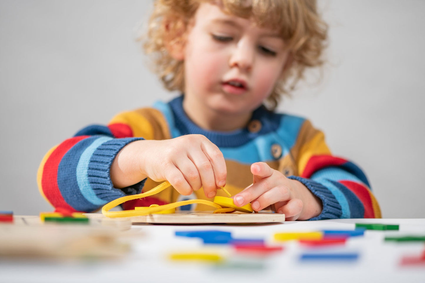 Educational Advantage - Educational Advantage - Educatief rijgspel kleding (hout, FSC 100%) - Playlaan