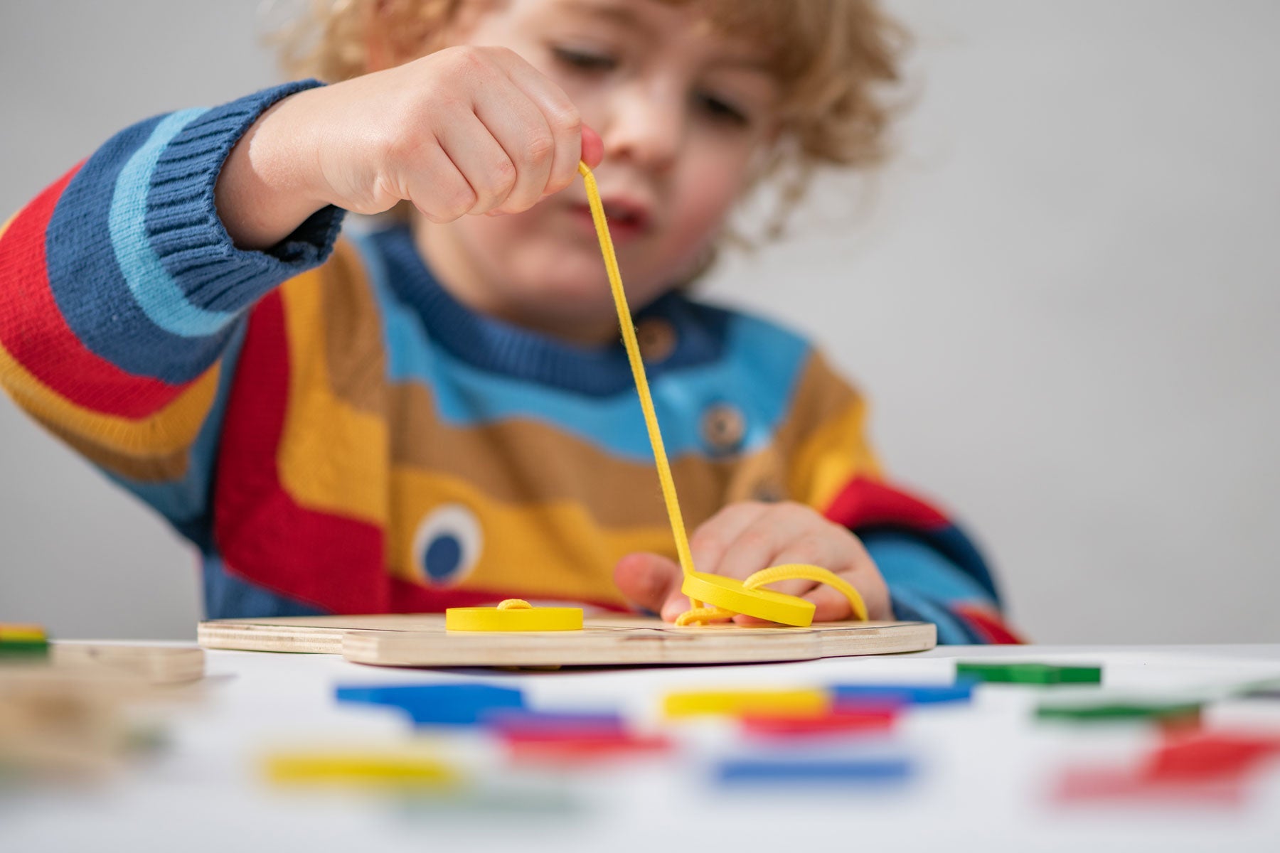 Educational Advantage - Educational Advantage - Educatief rijgspel kleding (hout, FSC 100%) - Playlaan