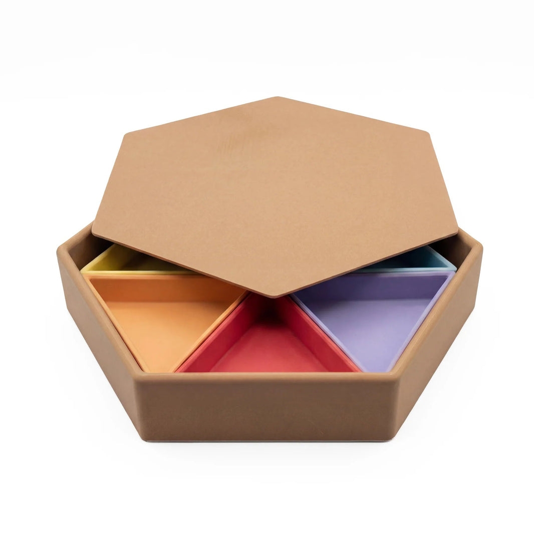Grennn - Grennn - Sensorische speelbak Mandigo met deksel inclusief 6 inlegdriehoeken - pastel - Playlaan