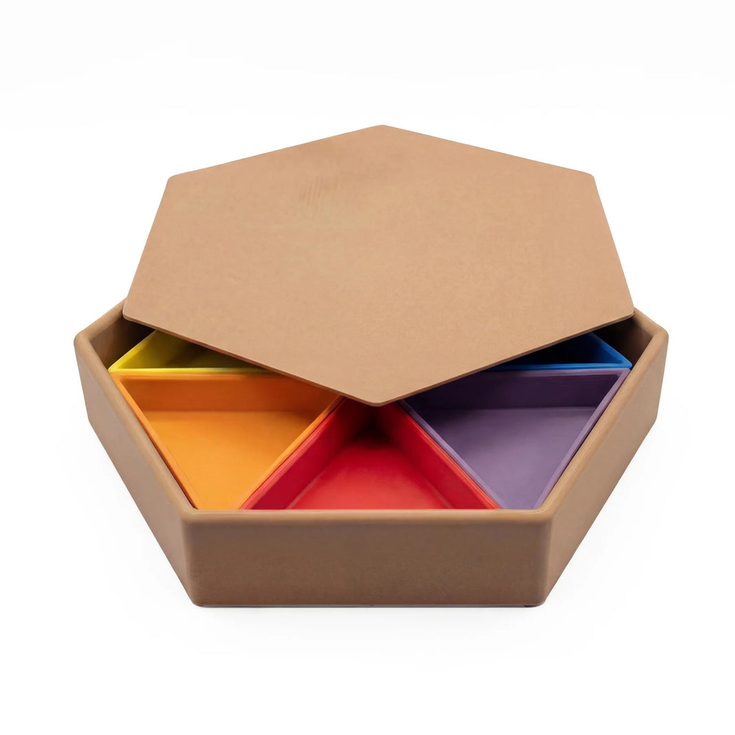 Grennn - Grennn - Sensorische speelbak Mandigo met deksel inclusief 6 inlegdriehoeken - regenboog - Playlaan