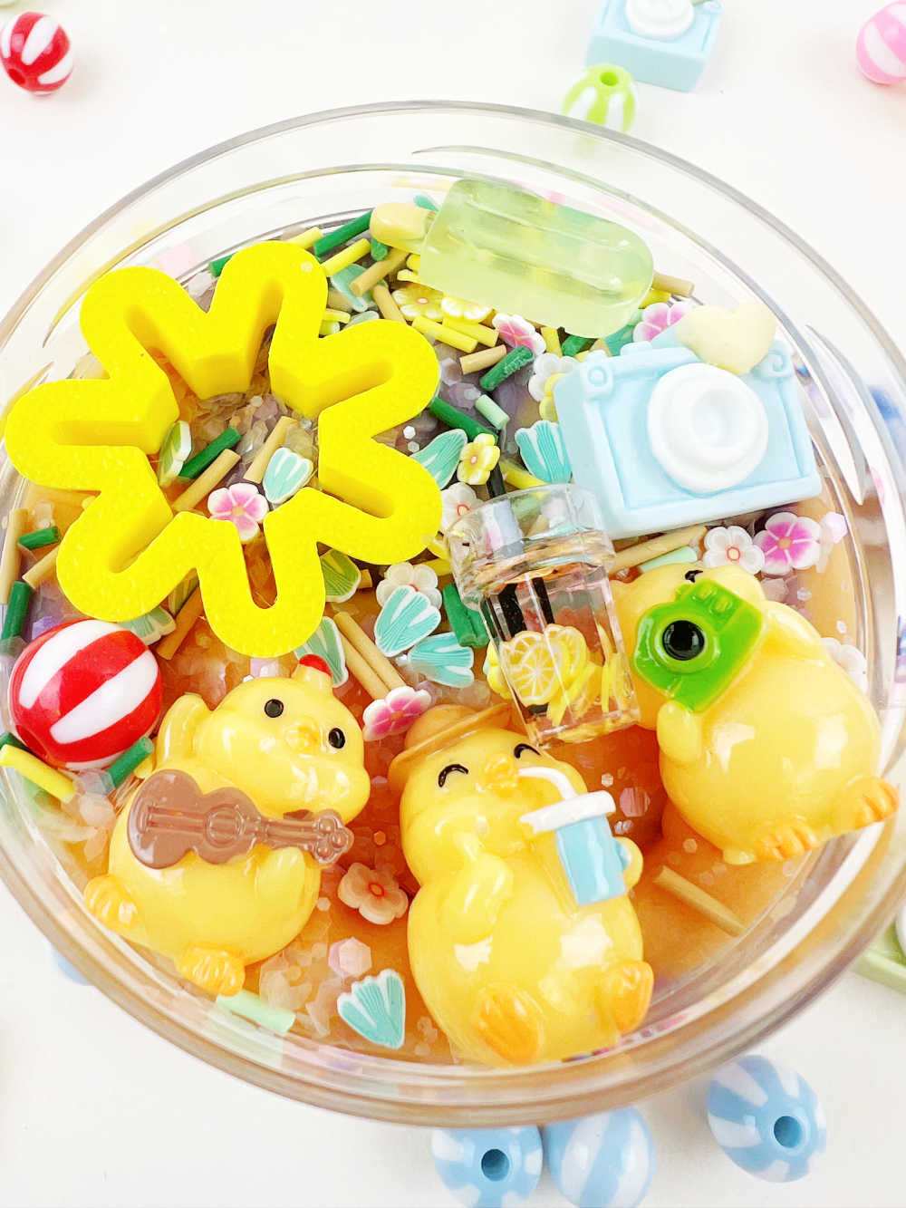 Invitation to Imagine - Invitation to Imagine - Geurende sensorische spelklei - Duckies on Holiday Surprise Pot - Playlaan
