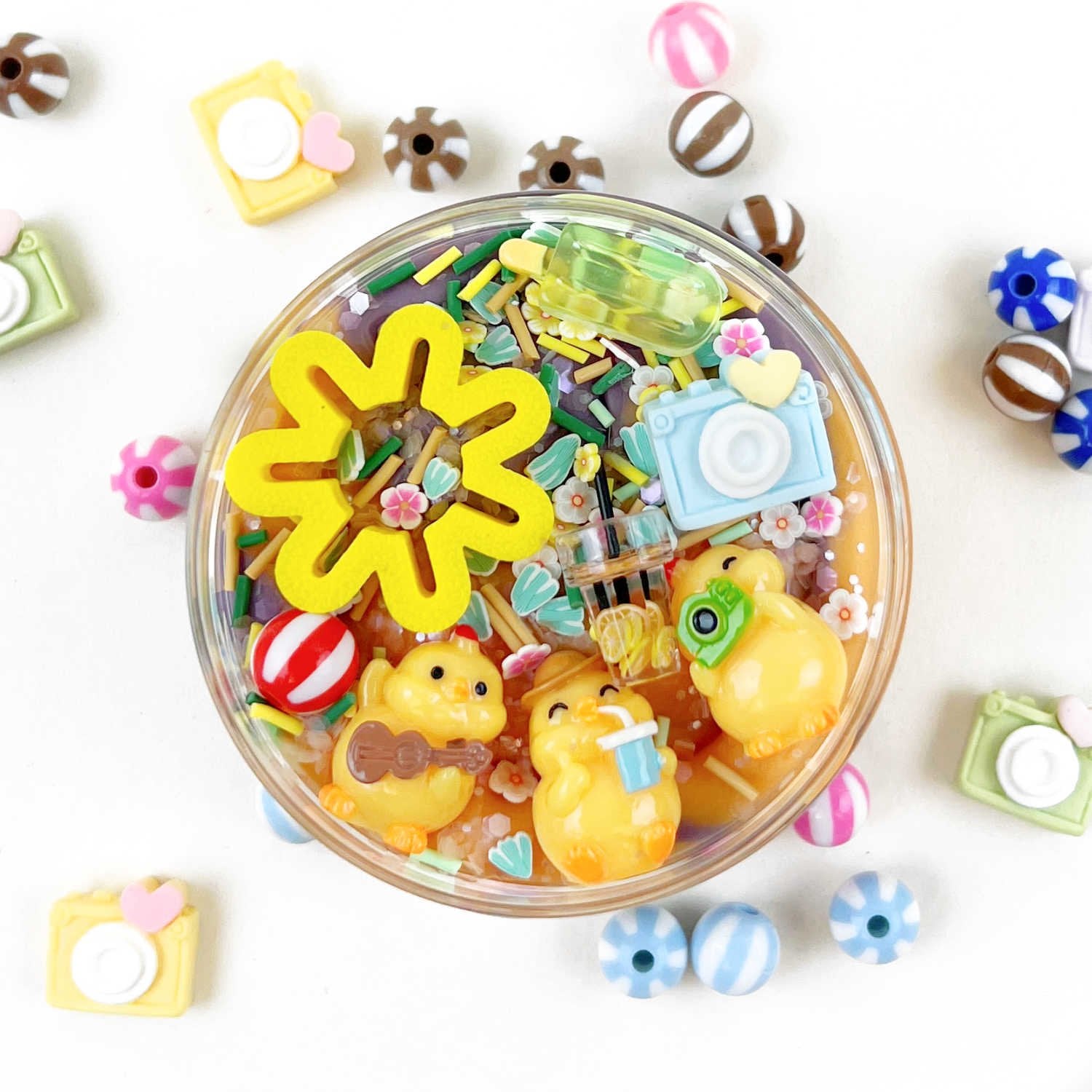 Invitation to Imagine - Invitation to Imagine - Geurende sensorische spelklei - Duckies on Holiday Surprise Pot - Playlaan
