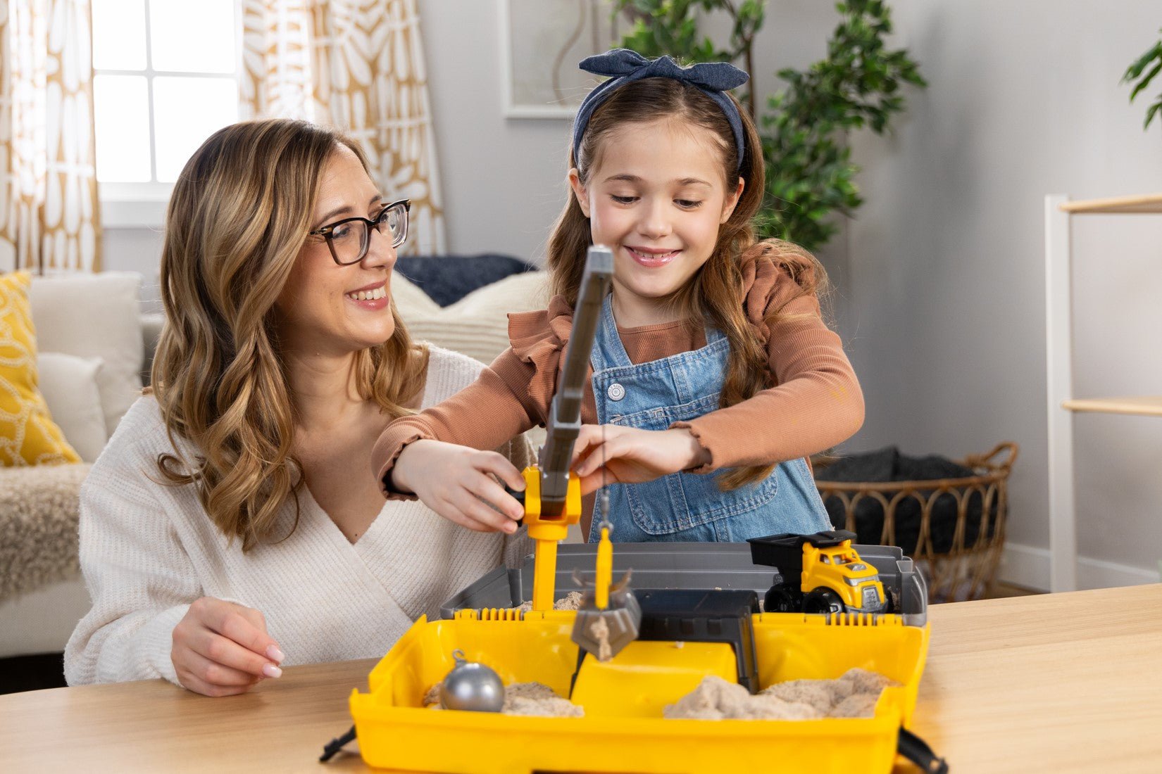 Kinetic Sand - Kinetic Sand - Bouwplaats - Speelset met Kiepwagen Kraan met Sloopkogel Emmer en 907 gram Speelzand - Playlaan
