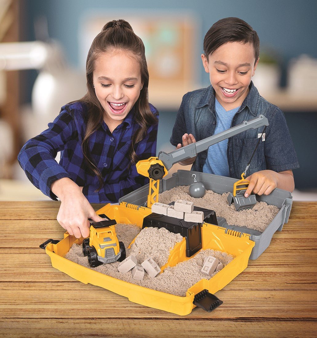 Kinetic Sand - Kinetic Sand - Bouwplaats - Speelset met Kiepwagen Kraan met Sloopkogel Emmer en 907 gram Speelzand - Playlaan