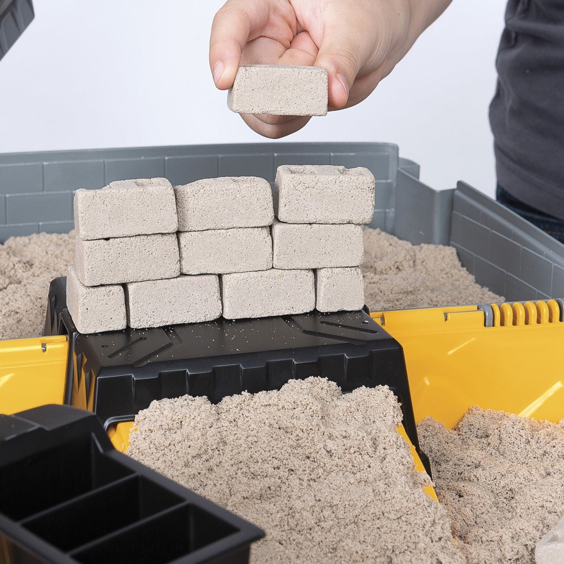 Kinetic Sand - Kinetic Sand - Bouwplaats - Speelset met Kiepwagen Kraan met Sloopkogel Emmer en 907 gram Speelzand - Playlaan