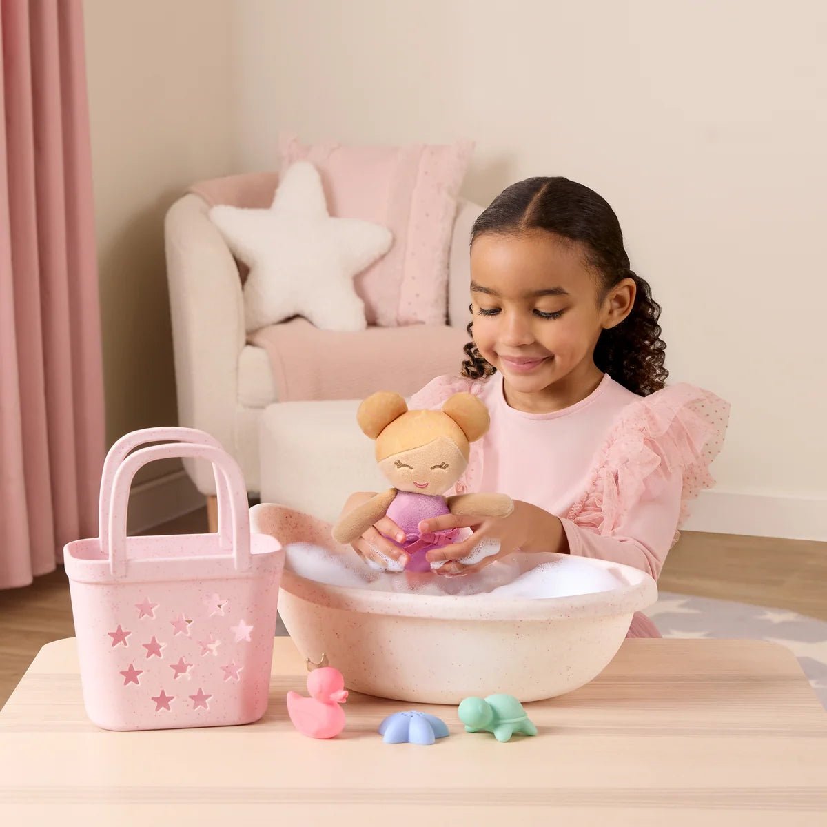 LullaBaby - LullaBaby - Babybadpop met Blond Haar – Speelset met Mandje en Accessoires - Playlaan