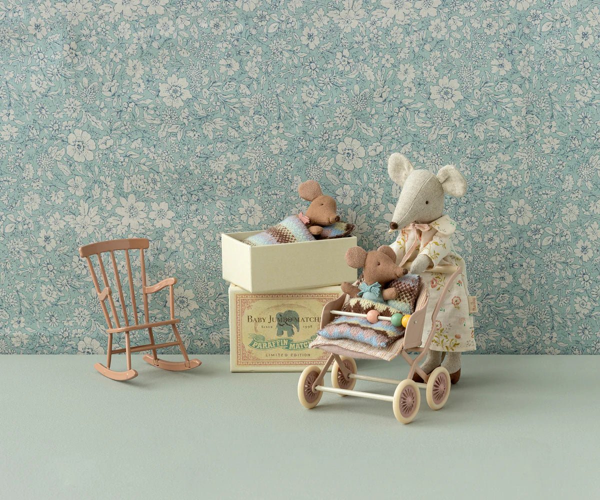 Maileg - Sleepy wakey baby mouse in matchbox - Rose - Playlaan